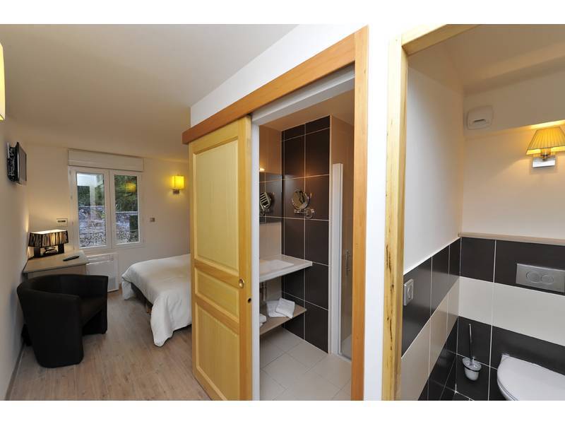 Logis Hotel Restaurant Les 2 Rives - A75, En Bordure De Riviere Banassac Esterno foto